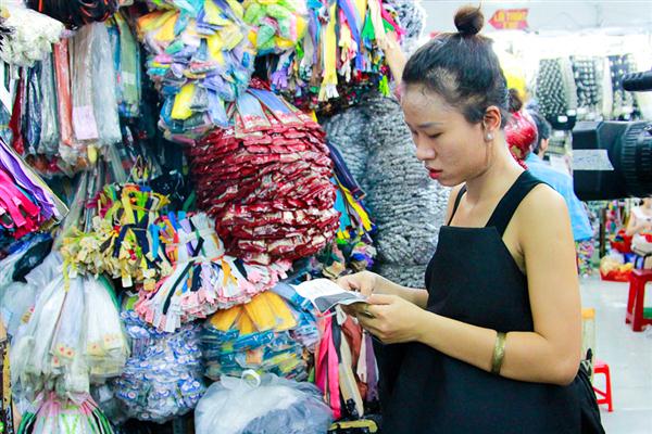 Nhà thiết kế Project Runway Vietnam biến rác thải thành váy dự tiệc